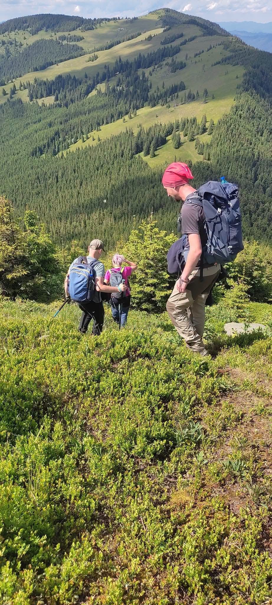 Familie cu copil pe creasta Nemirei
