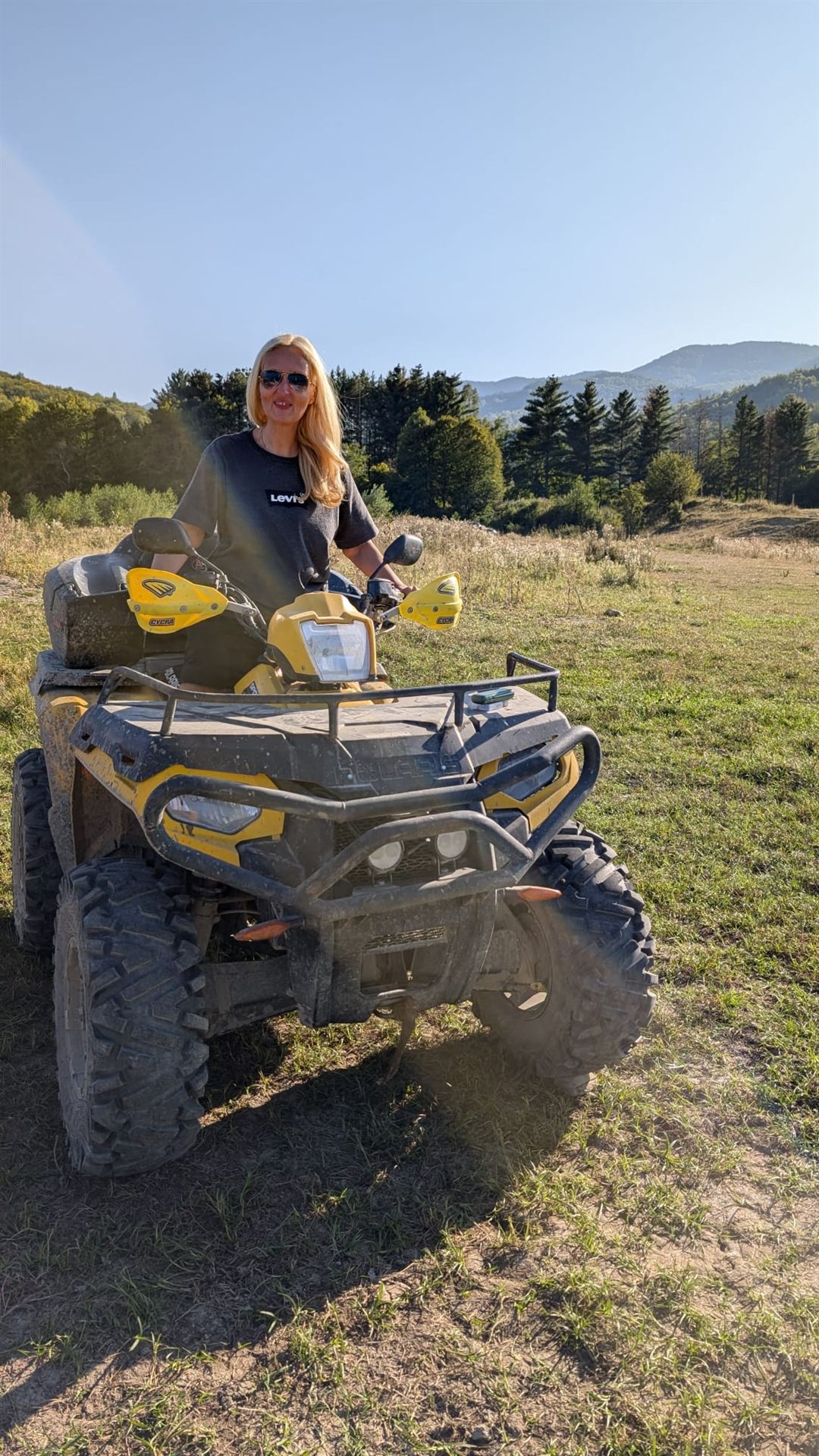 Cu ATV-ul pe pajiștile din vale