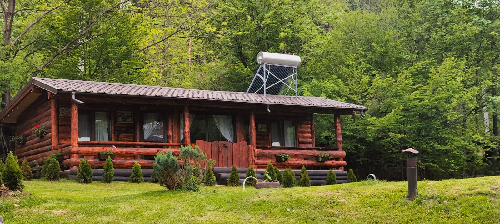 Cabana Marisa, cu flori la ferestre