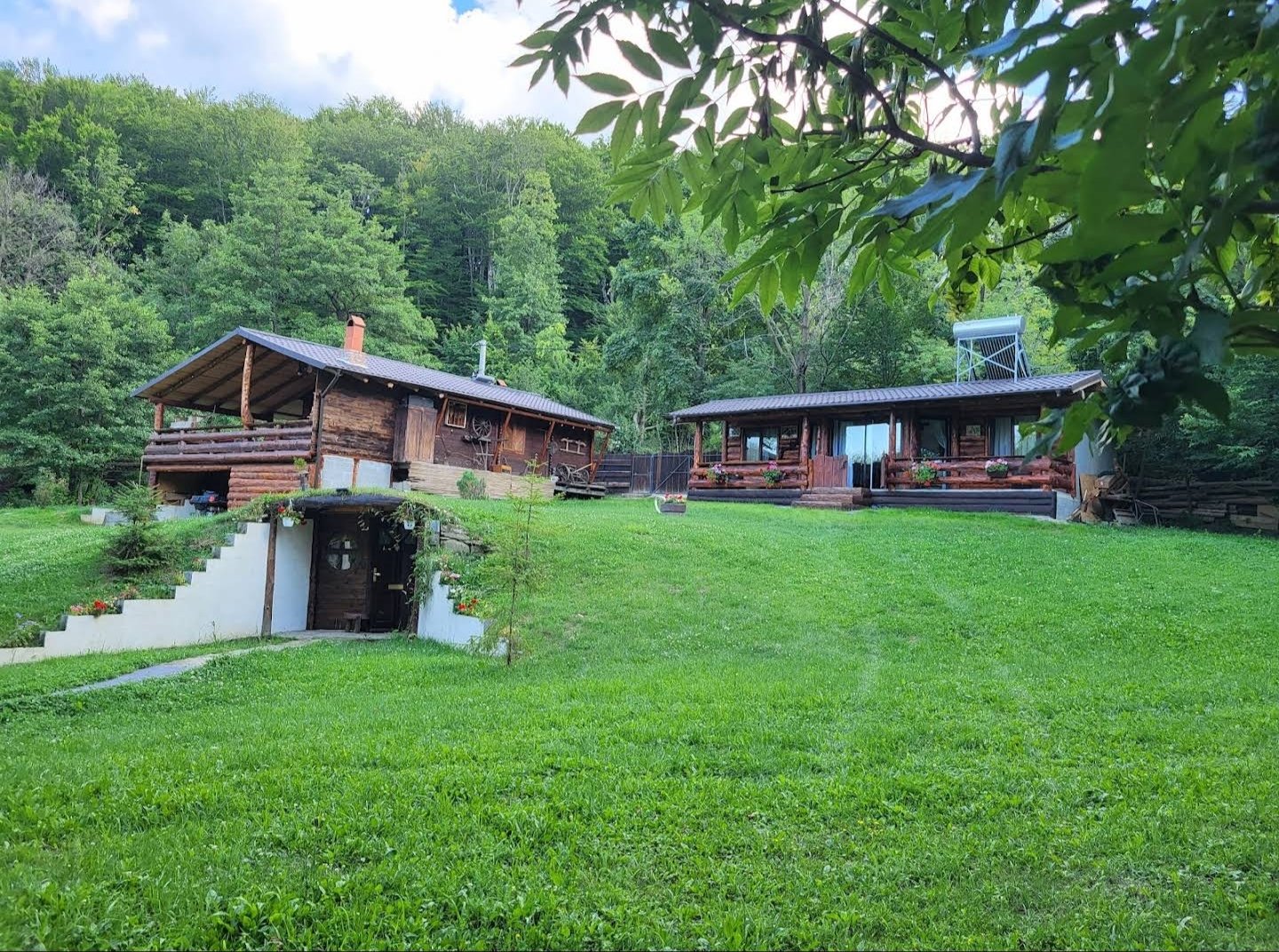 The Marisa cabins, on the meadow above the lake